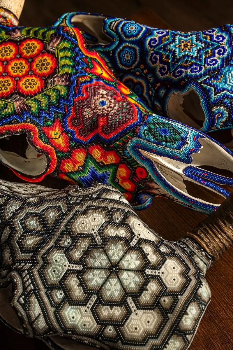 Piezas de artesanía huichol de chaquira de colores