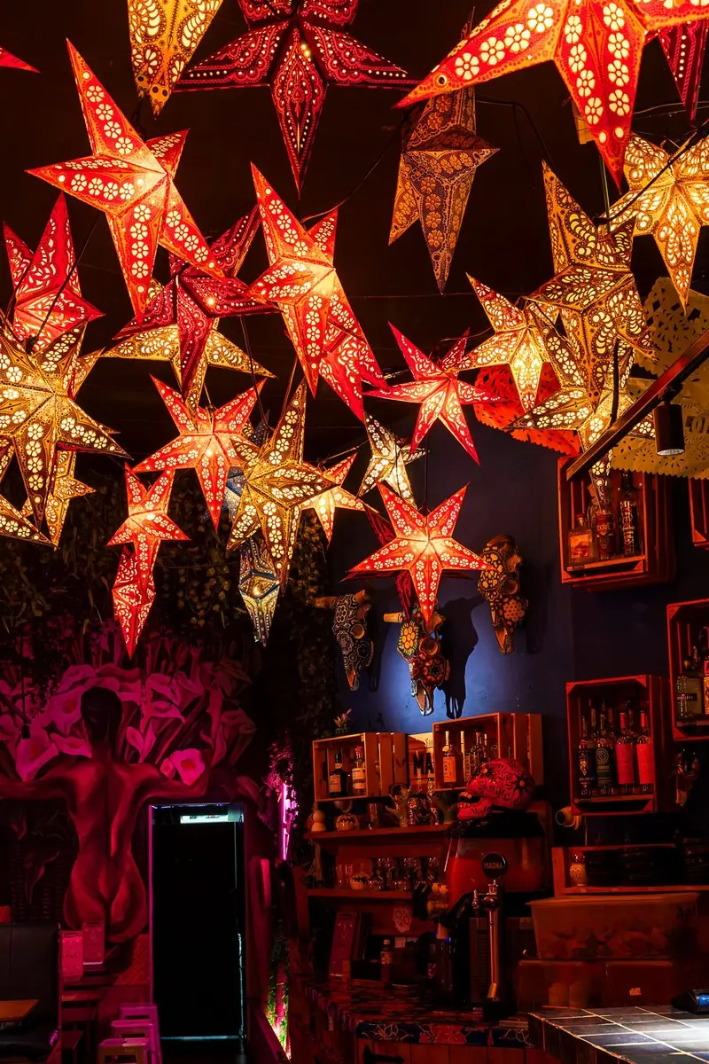Las piñatas-estrella encendidas que cuelgan del techo de Piñata Cantina
